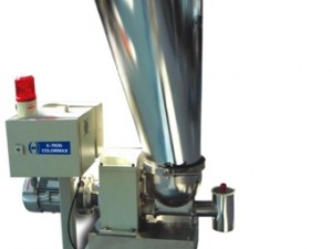 物料的堆積比重有變化或者喂料精度對(duì)最終產(chǎn)品質(zhì)量非常重要的情況下需要選用失重式喂料機(jī)，失重式喂料機(jī)分批次式和連續(xù)式兩種，通常用于連續(xù)性生產(chǎn)過(guò)程中，如需要精密控制多組份配料比率的擠出生產(chǎn)。